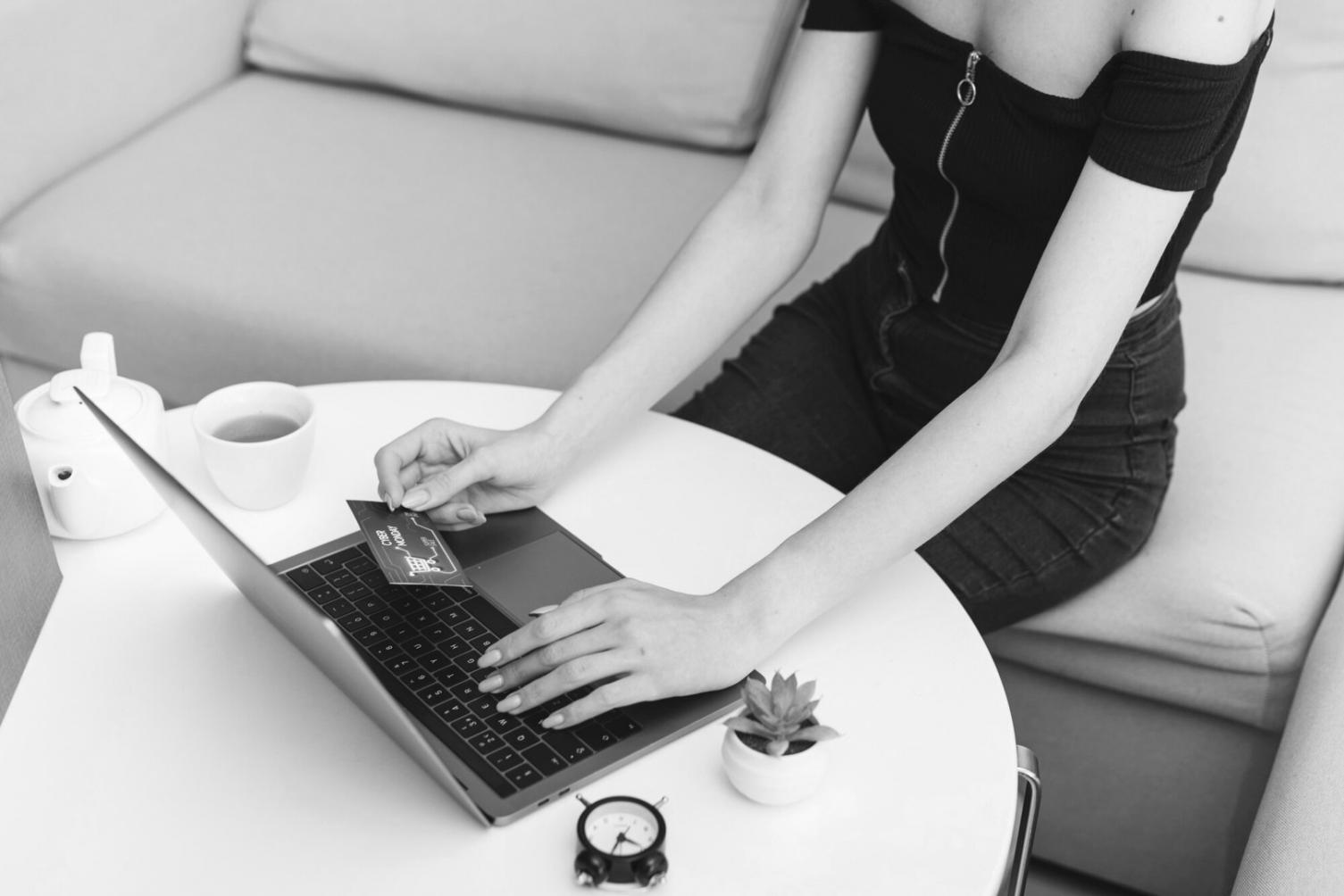 Groupe d'étudiants collaborant sur des analyses financières